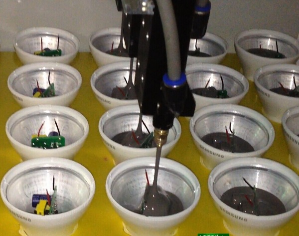 大球泡灯灌胶.jpg 大球泡灯灌胶.jpg